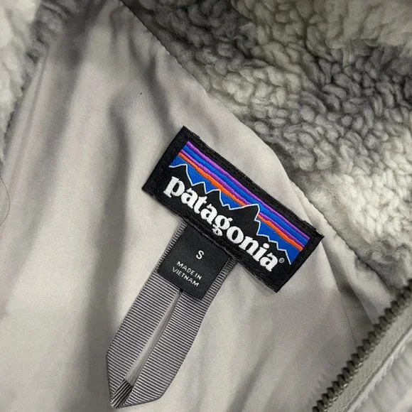 Patagonia Women's Gray and White Fleece Sweater - Picture 2 of 3